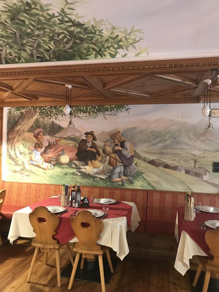 Hotel Piedibosco Моена Екстериор снимка