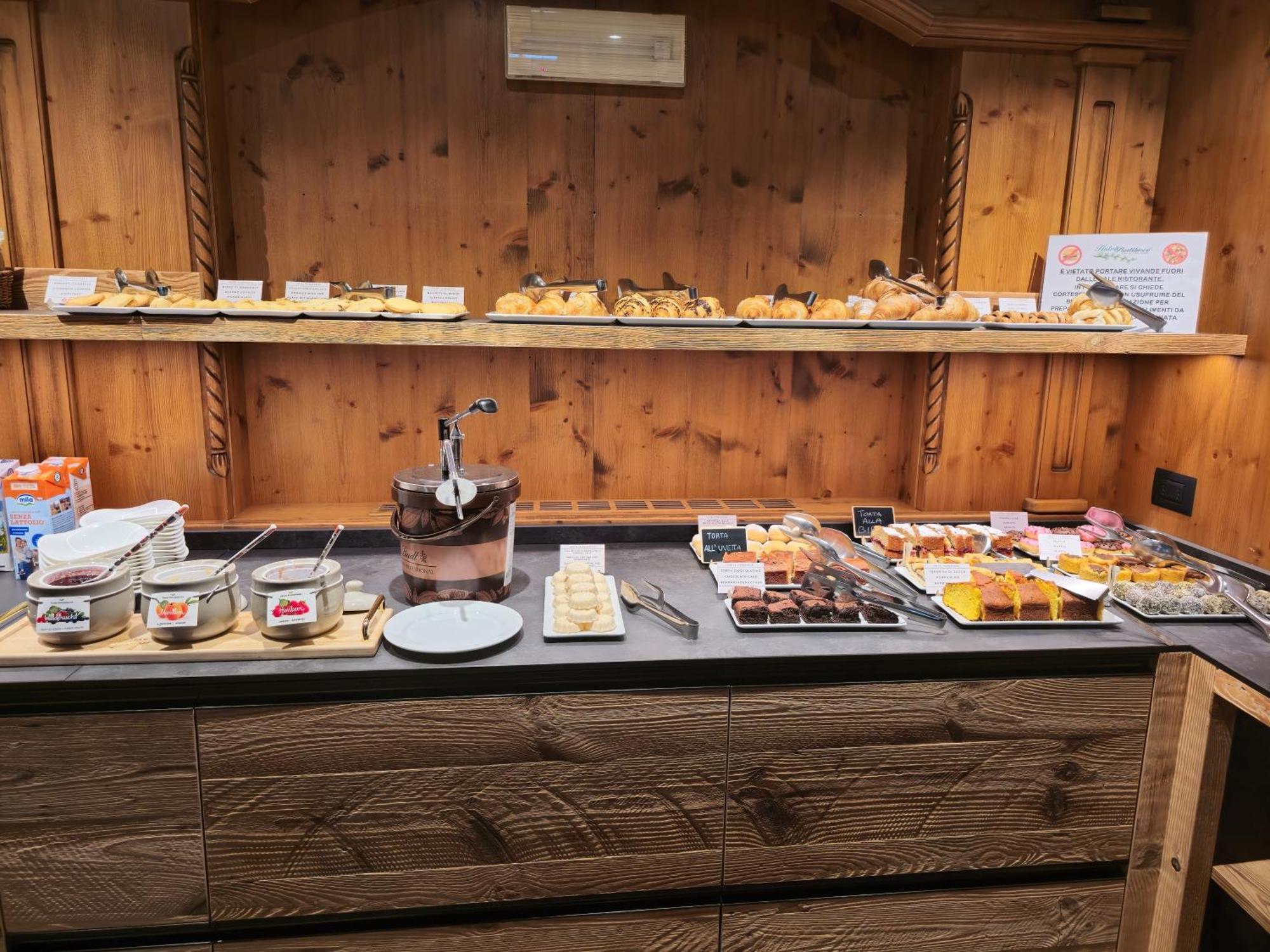 Hotel Piedibosco Моена Екстериор снимка